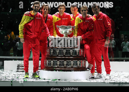 Madrid, Spanien. 23 Nov, 2019. Madrid Spanien; 24/11/2019. - Spanien, Weltmeister der Davis Cup Tennis nach dem Sieg gegen das kanadische Team, Rafael Nada, Roberto Bautista Agut, Pablo Carreño, Feliciano Lopez, Marcel Granollers, Sergi Bruguera capitan. Credit: Juan Carlos Rojas/Picture alliance/dpa/Alamy leben Nachrichten Stockfoto