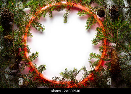 Weihnachten runden Rahmen von Neon und Winter Dinge auf weißem Hintergrund. Stockfoto