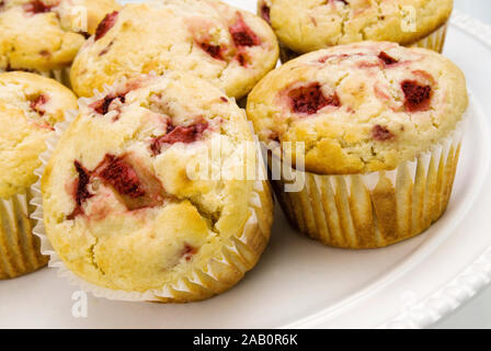 Hausgemachte Jumbo Größe Erdbeere Buttermilch Muffins. Stockfoto