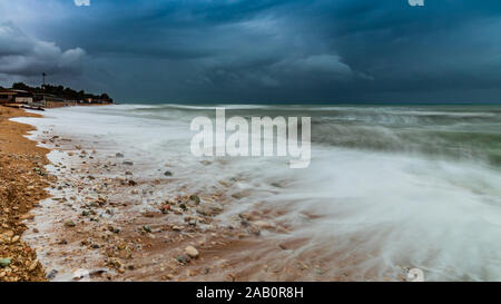 Wellen bei einem sirocco Sturm im Herbst in Cadiz Bay Stockfoto