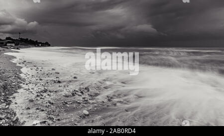 Wellen bei einem sirocco Sturm im Herbst in Cadiz Bay Stockfoto