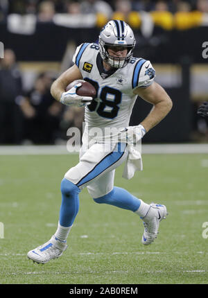 New Orleans, USA. 24 Nov, 2019. Carolina Panthers festes Ende Greg Olsen (88) trägt den Ball gegen die New Orleans Saints im Mercedes-Benz Superdome in New Orleans am Sonntag, 24. November 2019. Foto von AJ Sisco/UPI Quelle: UPI/Alamy leben Nachrichten Stockfoto