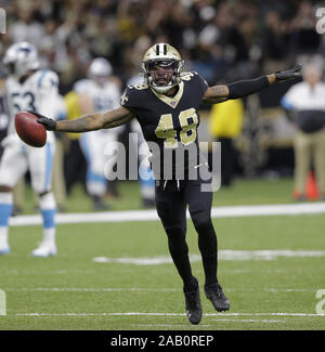 New Orleans, USA. 24 Nov, 2019. New Orleans Saints Defensive zurück J.T. Grau (48) feiert eine verpfuschte Punt erholte er sich, wenn sich der Ball ein Carolina Panthers Player im Mercedes-Benz Superdome in New Orleans am Sonntag, 24. November 2019 getroffen. Foto von AJ Sisco/UPI Quelle: UPI/Alamy leben Nachrichten Stockfoto