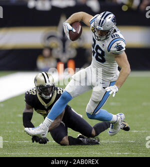 New Orleans, USA. 24 Nov, 2019. Carolina Panthers festes Ende Greg Olsen (88) wird von New Orleans Saints Defensive zurück Chauncey Gardner-Johnson (22) für einen 15 Yards im Mercedes-Benz Superdome in New Orleans am Sonntag, 24. November 2019. Foto von AJ Sisco/UPI Quelle: UPI/Alamy leben Nachrichten Stockfoto