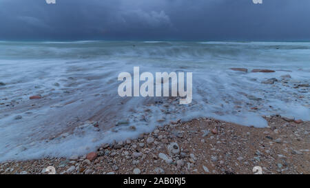 Wellen bei einem sirocco Sturm im Herbst in Cadiz Bay Stockfoto