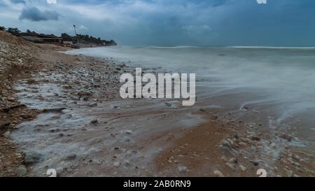 Wellen bei einem sirocco Sturm im Herbst in Cadiz Bay Stockfoto