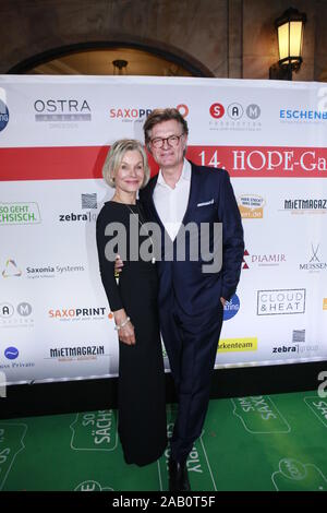 Peter Escher mit Ehefrau Ulrike bei der 14. Hoffe Gala 2019 im Schauspielhaus. Dresden, 16.11.2019 Stockfoto