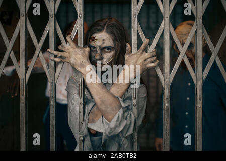 Zombie hinter den Gittern der Aufzug, Todesfalle Stockfoto