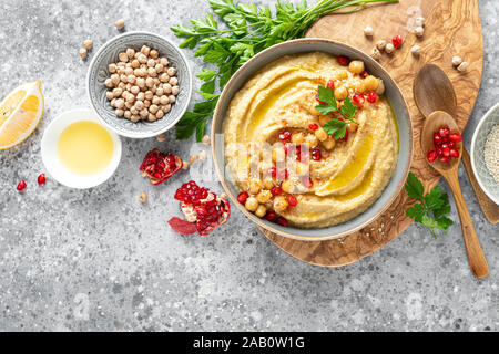 Kichererbsen mit Hummus tahini in eine Schüssel geben. Gesunde vegetarische Vorspeise. Nahöstliche Küche Stockfoto