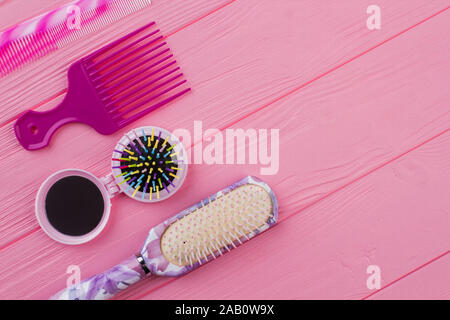 Verschiedene farbige Bürsten und Kämme für die Haare. Stockfoto