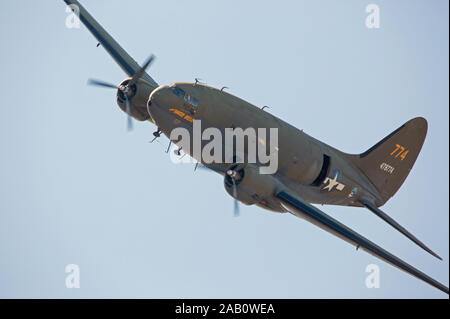 MONROE, NC (USA) - 9 November, 2019: EINE C-46 Commando Transport Flugzeug im Flug bei den Warbirds über Monroe Air Show. Stockfoto
