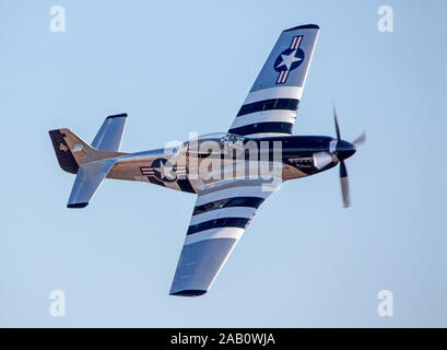 MONROE, NC (USA) - 9 November, 2019: eine P-51 Mustang Jagdflugzeug im Flug bei den Warbirds über Monroe Air Show. Stockfoto