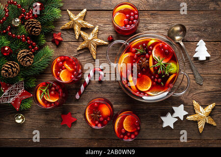 Weihnachten Punch. Festliche Red Hot Toddy Cocktail, Drink mit Preiselbeeren und Zitrusfrüchte Stockfoto