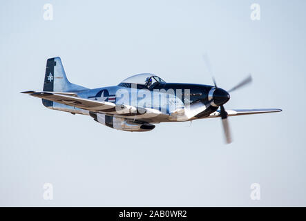 MONROE, NC (USA) - 9 November, 2019: eine P-51 Mustang Jagdflugzeug im Flug bei den Warbirds über Monroe Air Show. Stockfoto