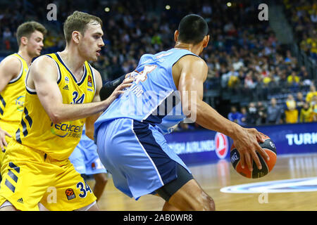 Berlin, Deutschland, Oktober 04, 2019: Gustavo Ayon und Tyler Cavanaugh in Aktion während der EuroLeague basketball Match zwischen Alba Berlin und Zenit Stockfoto