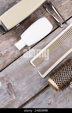 Vintage Barber Shop Tools auf rustikalen Holzmöbeln Hintergrund. Stockfoto