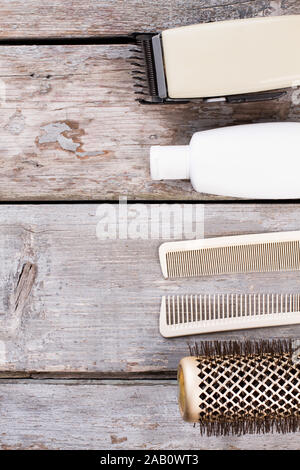 Kämme, Shampoo und elektrischem Clipper. Stockfoto