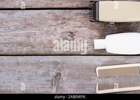 Kämme, elektrischer Haarschneider und Shampoo. Stockfoto