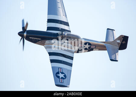 MONROE, NC (USA) - 9 November, 2019: eine P-51 Mustang Jagdflugzeug im Flug bei den Warbirds über Monroe Air Show. Stockfoto