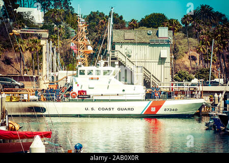 Der US Coast Guard 87 ft Coastal Patrol Boat, den Heilbutt, mit Besatzung an der Marina in Santa Barbara Hafen angedockt, Santa Barbara, CA, USA Stockfoto