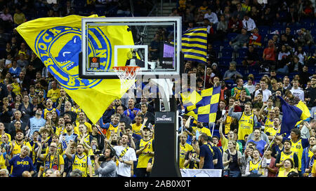 Berlin, Deutschland, Oktober 04, 2019: Alba Berlin Fans während der Basketball Match zwischen Alba Berlin und Zenit St. Petersburg bei Mercedes Benz Arena Stockfoto