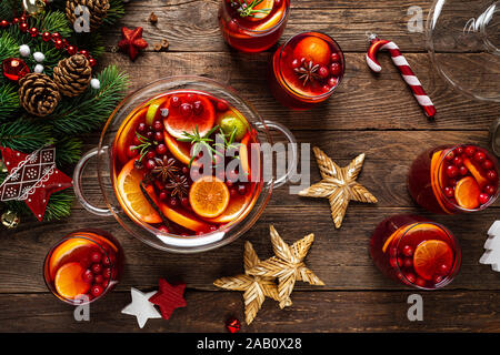 Weihnachten Punch. Festliche Red Hot Toddy Cocktail, Drink mit Preiselbeeren und Zitrusfrüchte Stockfoto