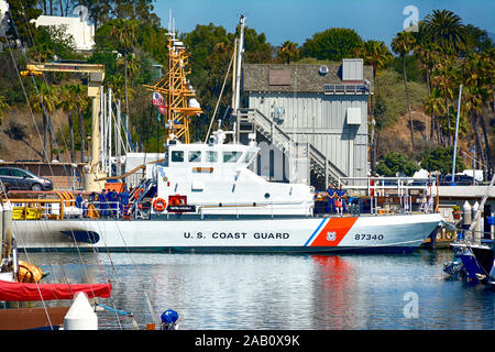 Der US Coast Guard 87 ft Coastal Patrol Boat, den Heilbutt, mit Besatzung an der Marina in Santa Barbara Hafen angedockt, Santa Barbara, CA, USA Stockfoto
