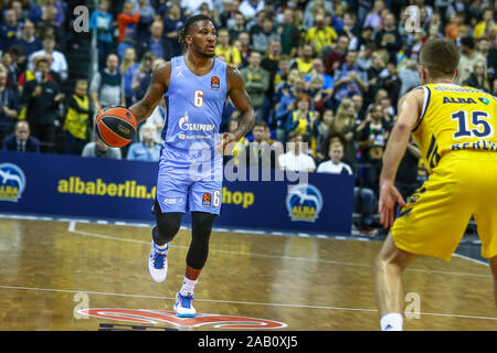 Berlin, Deutschland, Oktober 04, 2019: Andrew Albicy von Zenit St. Petersburg in Aktion während der EuroLeague Basketball Spiel zwischen Alba Berlin und Zenit Stockfoto