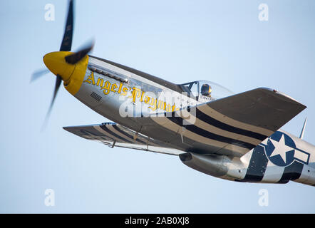 MONROE, NC (USA) - 9 November, 2019: eine P-51 Mustang Jagdflugzeug im Flug bei den Warbirds über Monroe Air Show. Stockfoto