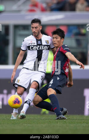 Takehiro Tomiyasu (Bologna) Mattia Sprocati (Parma) während Erie der Italienischen eine "Übereinstimmung zwischen Bologna 2-2 Parma an Renato alle Ara Stadion am 24 November, 2019 in Bologna, Italien. Credit: Maurizio Borsari/LBA/Alamy leben Nachrichten Stockfoto