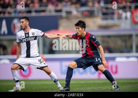 Mattia Sprocati (Parma) Takehiro Tomiyasu (Bologna) während Erie der Italienischen eine "Übereinstimmung zwischen Bologna 2-2 Parma an Renato alle Ara Stadion am 24 November, 2019 in Bologna, Italien. Credit: Maurizio Borsari/LBA/Alamy leben Nachrichten Stockfoto