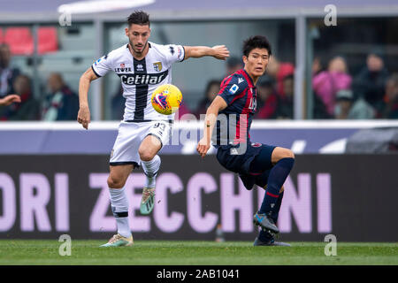 Mattia Sprocati (Parma) Takehiro Tomiyasu (Bologna) während Erie der Italienischen eine "Übereinstimmung zwischen Bologna 2-2 Parma an Renato alle Ara Stadion am 24 November, 2019 in Bologna, Italien. Credit: Maurizio Borsari/LBA/Alamy leben Nachrichten Stockfoto