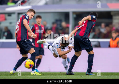 Mattia Sprocati (Parma) Takehiro Tomiyasu (Bologna) Mattias Svanberg (Bologna) während Erie der Italienischen eine "Übereinstimmung zwischen Bologna 2-2 Parma an Renato alle Ara Stadion am 24 November, 2019 in Bologna, Italien. Credit: Maurizio Borsari/LBA/Alamy leben Nachrichten Stockfoto