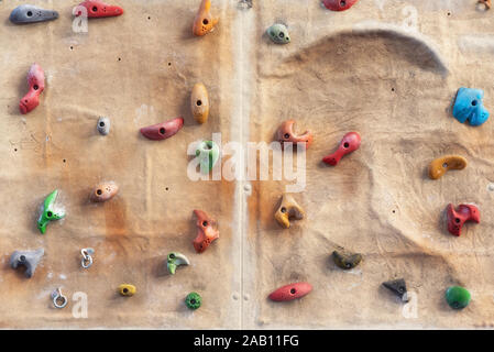 Künstliche Indoor Kletterwand Hintergrund. Stockfoto