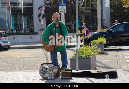 Vancouver, Kanada - 20 September 2019: Street Artist ist Singen am Wasser Straße nahe Canada Place in Vancouver während des Tages Stockfoto