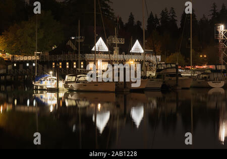 Vancouver, Kanada - 25. September 2019: Lange Belichtung Foto von Vancouver Rowing Club in der Nacht mit der marina Docks voll von Segelbooten. Ufermauer in Stan Stockfoto