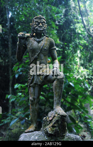 Alte steinerne Statuen in den Geheimen Buddhismus Magic Garden, Koh Samui, Thailand. Stockfoto