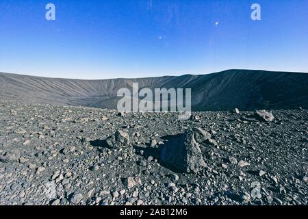 Vulkankrater Hverfjall nahe See Mývatn in Island, einer der größten vulkanischen Krater der Welt mit Durchmesser von fast 800m an der Spitze Stockfoto