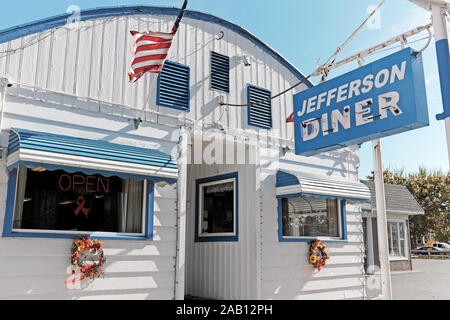 Jefferson Diner auf North Chestnut in Jefferson, Ohio ist ein fundamentales kleines - Stadt - Restaurant im Stil der 50er mit dem Äußeren evozieren den einfacheren Zeiten. Stockfoto