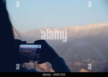 Mädchen, die ein Bild mit dem Handy der Landschaft Stockfoto