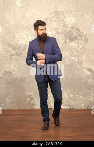 Brutale bärtigen Hipster in Anzug. Männliche fashion model. Reife bärtige Geschäftsmann wandern. Anpassen oder Modedesigner. Modernes Leben. Elegante bärtiger Mann mit Bart. Business Professionals. Stockfoto