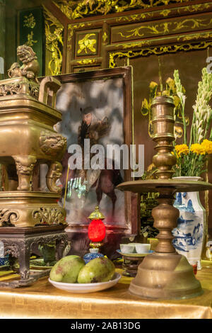 Cai, Mekong Deltal, Vietnam - 13. MÄRZ 2019: Teil der Familie Altar an Herrn keit seiner historischen Haus. Meistens Braun- und Gelbtönen gehalten und mit einem rechten Punkt von Stockfoto