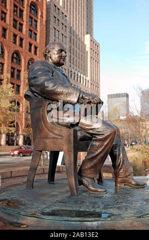 Eine Statue von Tom L. Johnson, der angesehene Bürgermeister von Cleveland aus den Jahren 1901 bis 1909, befindet sich auf dem Public Square in Cleveland, Ohio, USA. Stockfoto