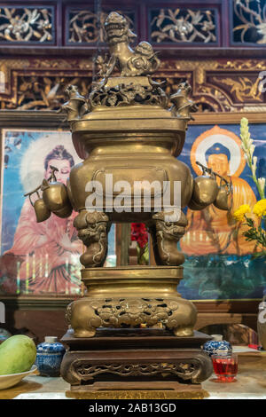 Cai, Mekong Deltal, Vietnam - März 13, 2019: Familie Altar an Herrn keit seiner historischen Haus. Mit farbigen Buddhistischen Symbolik auf der Rückseite. Nahaufnahme eines Br Stockfoto