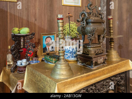 Cai, Mekong Deltal, Vietnam - März 13, 2019: einfache Familie altartisch an Herrn keit seiner historischen Haus. mit Foto von Mann und große Messing Altar pie Stockfoto