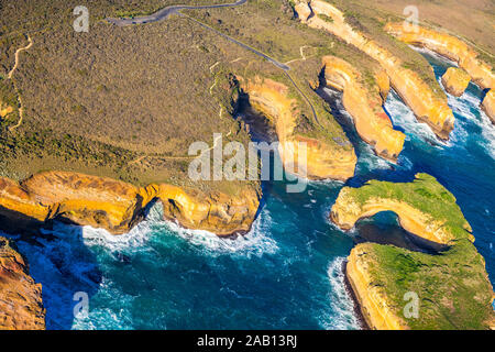 Luftaufnahme der Great Ocean Road und Muttonbird Island Port Campbell National Park, Victoria, Asutralia Stockfoto