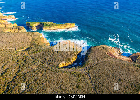 Luftaufnahme der Great Ocean Road und Muttonbird Island Port Campbell National Park, Victoria, Asutralia Stockfoto