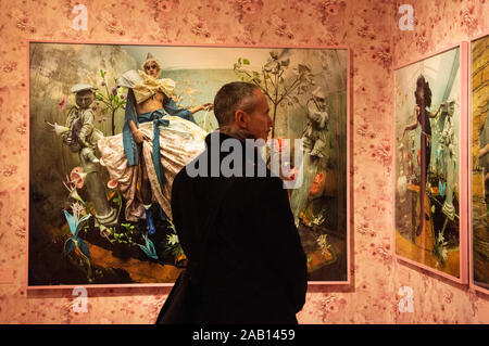 Mann an der Ausstellung in der Ausstellung der Tim Walker' wunderbare Dinge" mit Blick auf die V&A Museum, Nov. 2019. South Kensington, London, England, UK. Stockfoto