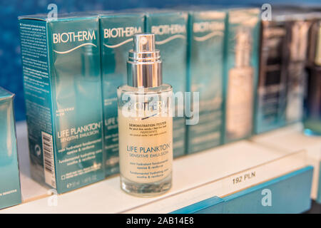 uitbreiden Knikken lens Biotherm Kosmetik im Shop Anzeige zum Verkauf. Biotherm ist Französisch  Luxus Hautpflege von L'Oreal unter der Luxury Products Division im Besitz  Stockfotografie - Alamy