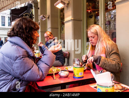 Zwei Freundinnen draußen Cafe zu Mittag gegessen und geredet. South Kensington, London, England, UK. Stockfoto
